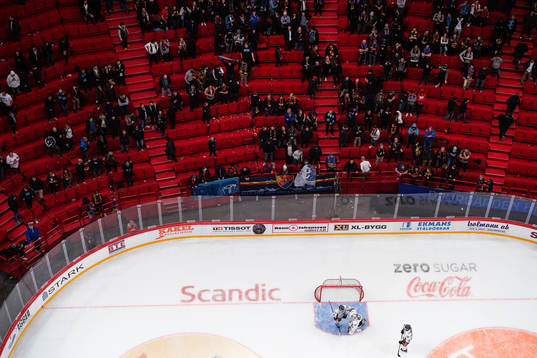 Färjestads målvakt Markus Svensson jublar