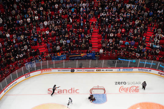 Färjestads Jesper Olofsson jublar när han gör 0-4 på