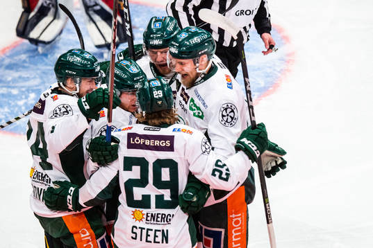Färjestads Marcus Nilsson jublar med lagkamrater