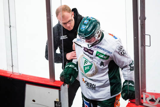Färjestads Linus Johansson lämnar isen