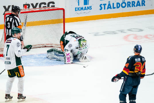 Färjestads målvakt Markus Svensson har ont