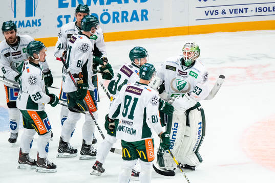 Färjestads målvakt Markus Svensson jublar