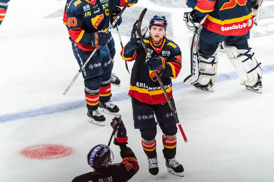 Djurgårdens Dick Axelsson tackar publiken