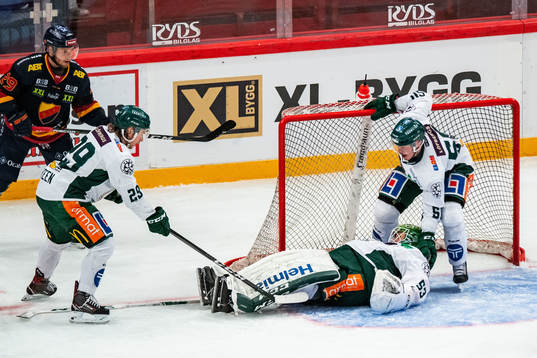 Färjestads målvakt Markus Svensson kollapsar