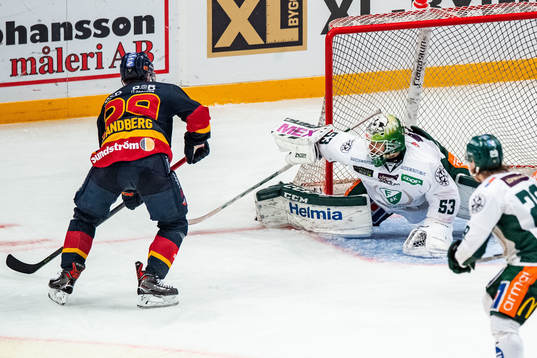 Djurgårdens Sebastian Strandberg och Färjestads målvakt