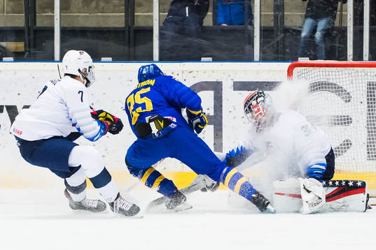 Sveriges Simon Holmström gör 1-0