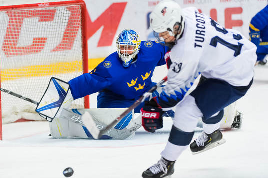 Sveriges målvakt Hugo Alnefelt och USAs Alex Turcotte