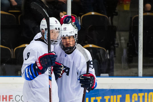 USAs Cole Caufield jublar med lagkamrater