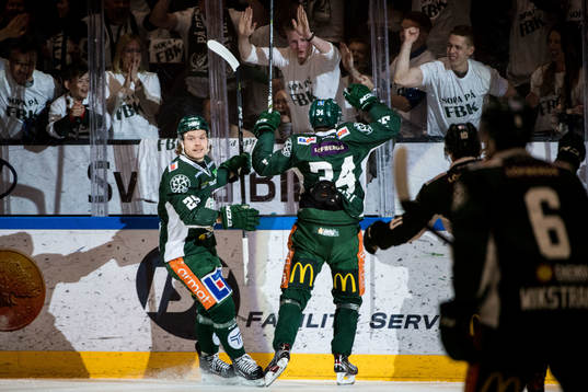 Färjestads Oskar Steen och Michael Lindqvist jublar