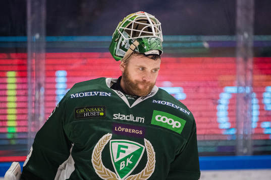 Färjestads målvakt Markus Svensson deppar