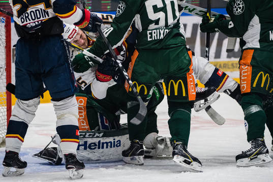 Djurgårdens Jakob Lilja i närkamp