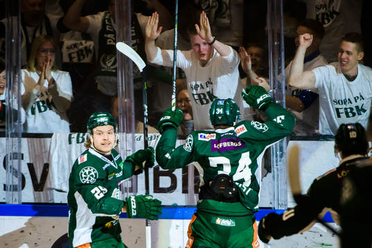 Färjestads Oskar Steen och Michael Lindqvist jublar