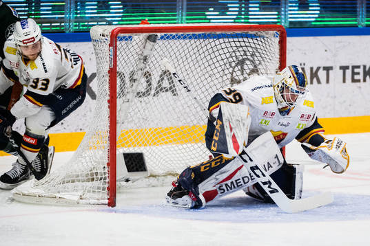 Djurgårdens Linus Hultström och målvakt Adam Reideborn