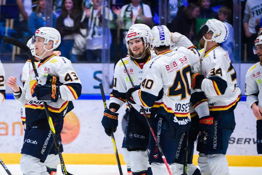 Djurgårdens Axel Jonsson Fjällby jublar med lagkamrater
