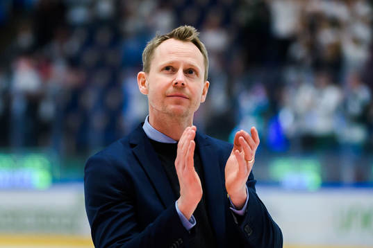 Djurgårdens tränare Robert Ohlsson jublar och tackar