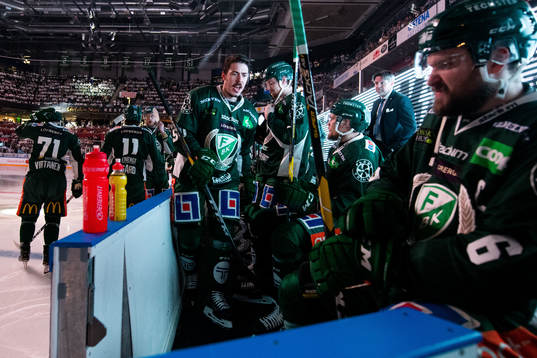 Färjestads Sebastian Erixon peppar spelarna