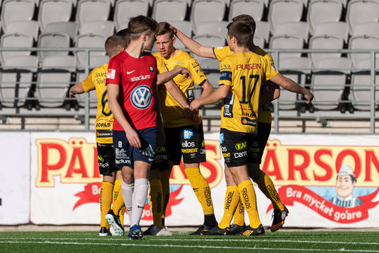 Elfsborgs Noah Söderberg klappas om