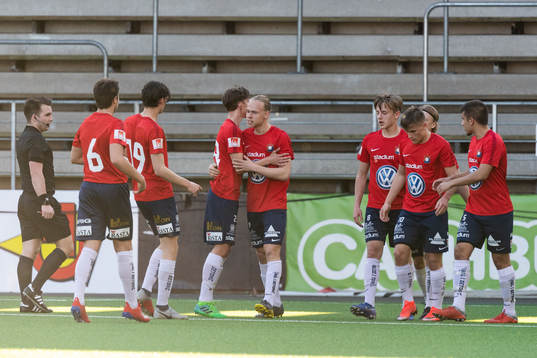 Örgrytes Jonathan Liljedahl (mitt i bild) jublar