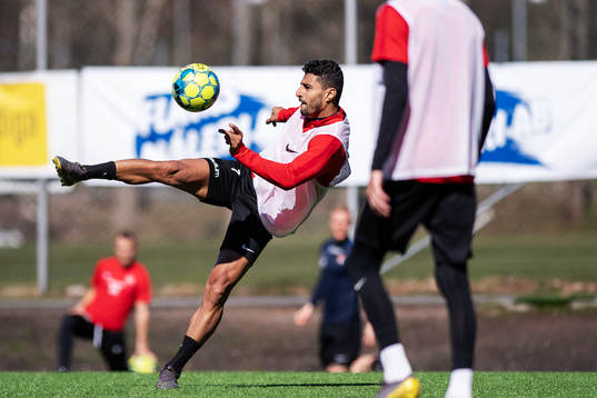 Ailton Almeida skjuter volleyskott