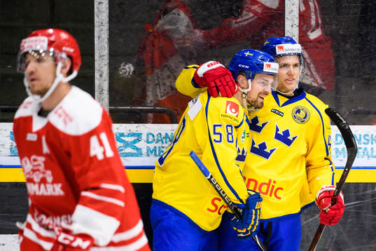 Anton Wedin celebrates with Anton Lander of Sweden