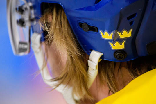 A helmet with the symbol for Tre Kronor