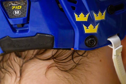 A helmet with the symbol for Tre Kronor