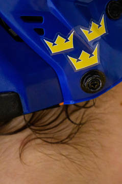 A helmet with the symbol for Tre Kronor