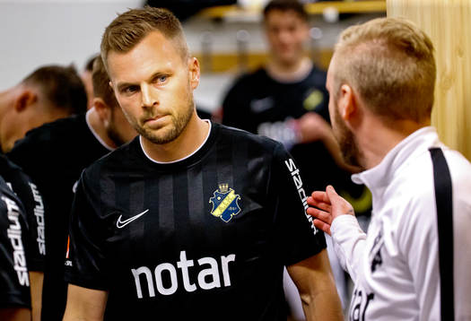 s Sebastian Larsson i omklädningsrummet