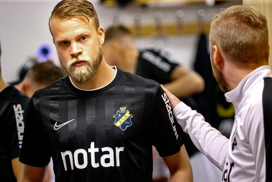 s Daniel Sundgren i omklädningsrummet