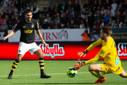 s Stefan Silva mot Örebros målvakt Oscar Jansson