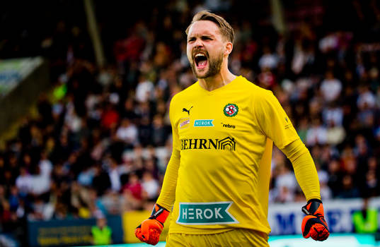 Örebros målvakt Oscar Jansson jublar