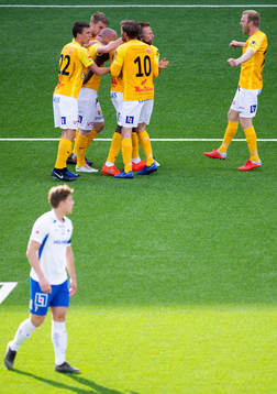 Falkenbergs Tobias Englund jublar med lagkamrater