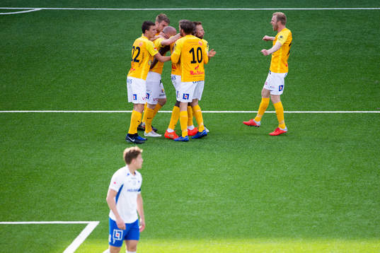 Falkenbergs Tobias Englund jublar med lagkamrater