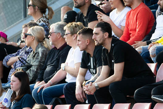 Örebros Agon Mehmeti på läktaren