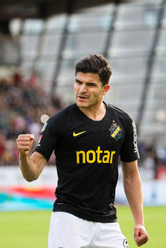 s Tarik Elyounoussi jublar