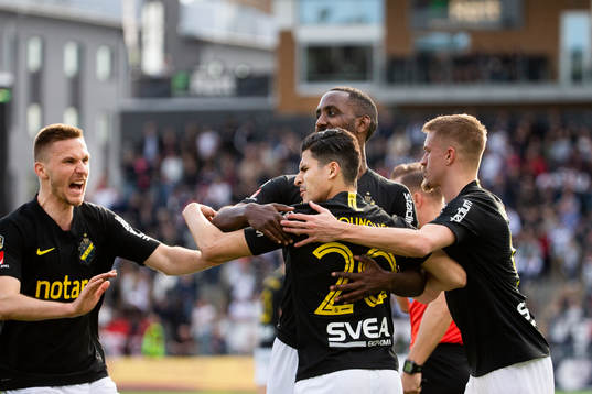 s spelare jublar med Tarik Elyounoussi
