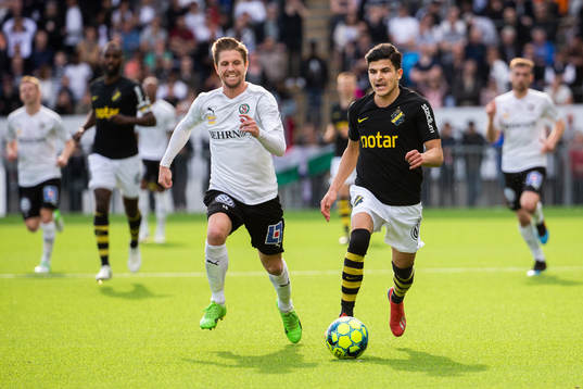 s Tarik Elyounoussi jagas av Örebros Martin Lorentzson
