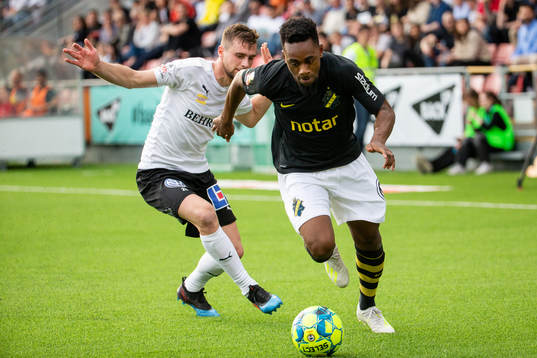 s Heradi Rashidi och Örebros Filip Rogic