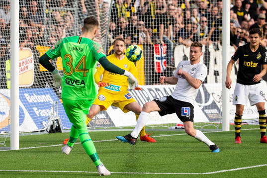 s målvakt Oscar Linnér med målchans mot Örebros