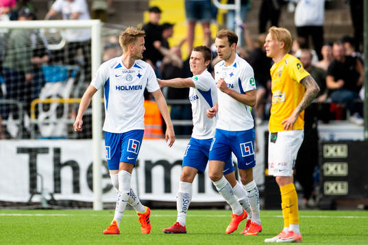 IFK Norrköpings Kasper Larsen jublar med Simon Thern
