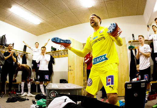 Örebros målvakt Oscar Jansson jublar