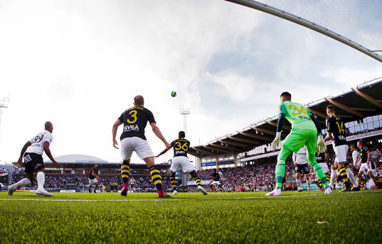 s Per Karlsson, målvakt Oscar Linnér och Henok Goitom