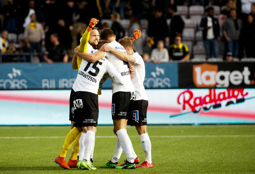Örebros målvakt Oscar Jansson jublar