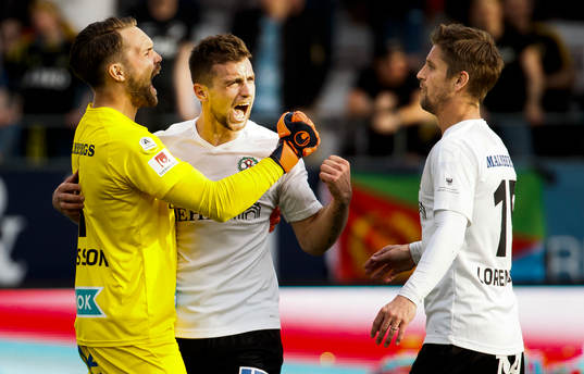 Örebros målvakt Oscar Jansson och Filip Rogic jublar