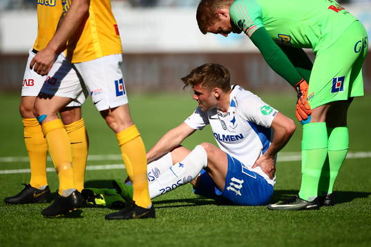 IFK Norrköpings Christoffer Nyman tar sig i sidan och har