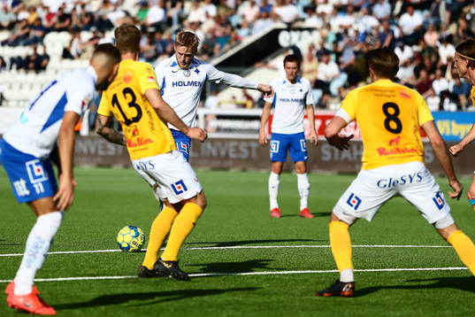 IFK Norrköpings Kalle Holmberg tar sats för att skjuta