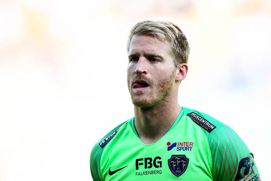 Falkenbergs målvakt Hampus Nilsson innan fotbollsmatchen i