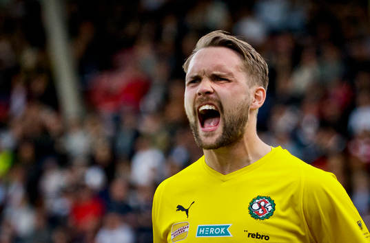 Örebros målvakt Oscar Jansson jublar
