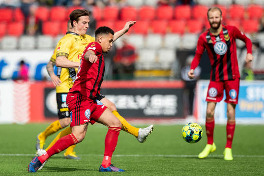 Elfsborgs Simon Olsson och Östersunds Ravel Ryan Morrison