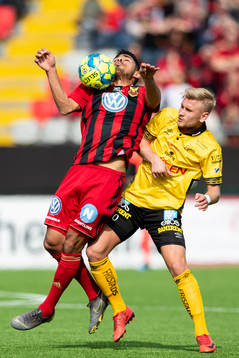 Östersunds Hosam Aiesh och Elfsborgs Simon Strand
